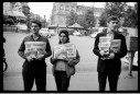 Trois jeunes militants vendant l'édition spéciale de l'Humanité  - Regard collectif